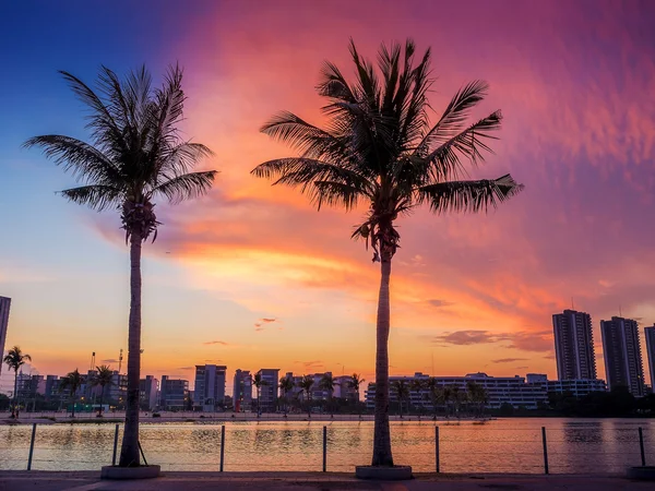 Sunset sky in the city reflecting on the water — Stock Photo, Image