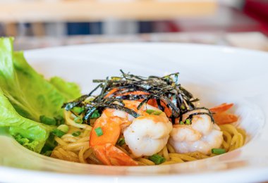 Spagetti makarna karides ve tatlı Japon sos ile