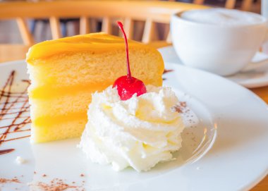 Kırbaçlanan krem tarihinde kirazlı tepesi ile pasta servis