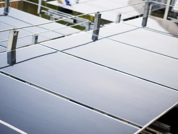 Fotovoltaïsche paneel in stal over wateroppervlak — Stockfoto