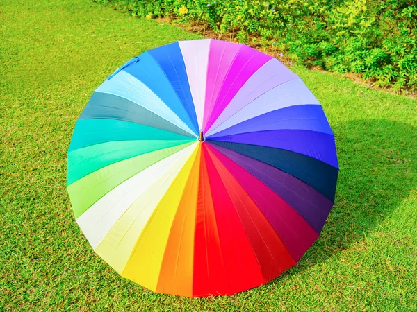 Guarda-chuva colorido na cor do arco-íris — Fotografia de Stock