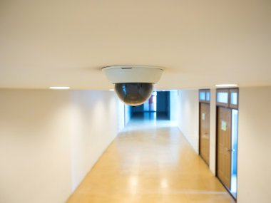 Tavanda yüklü güvenlik kamerası için CCTV