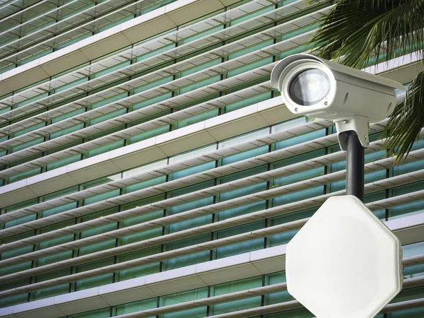 CCTV geïnstalleerd op de paal in outdoor beveiliging — Stockfoto