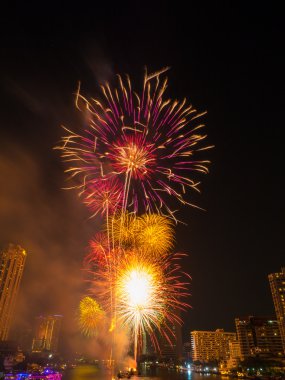 gece gökyüzünde renkli tatil havai fişek