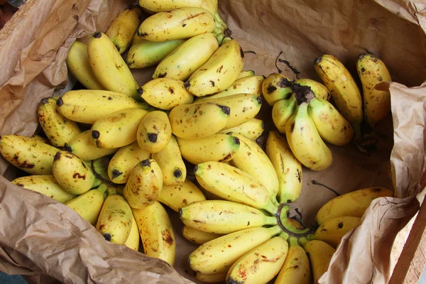 Kleine Bananen in einer Kiste — Stockfoto