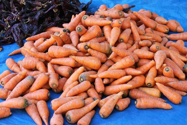 Σωρός από καρότα σε υπαίθρια αγορά — Φωτογραφία Αρχείου