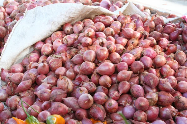Montón de cebollas en el mercado al aire libre — Foto de Stock
