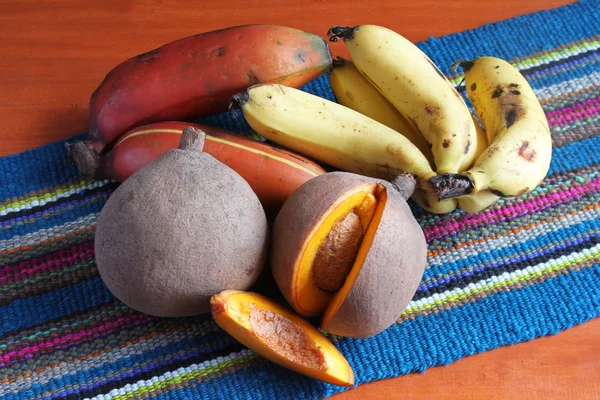 Mamey Fruta con plátanos — Foto de Stock