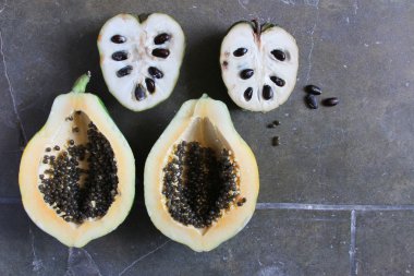 Havai görünümü yarım Papaya ve Cherimoya