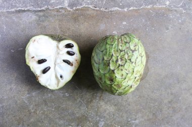 Cherimoya, tam ve yarım
