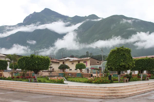 Misty Mountains over Town Square in Peru — Stock Photo, Image