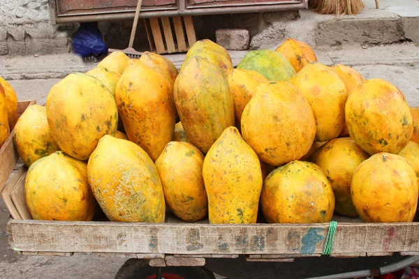 Reife Papayas zum Verkauf — Stockfoto