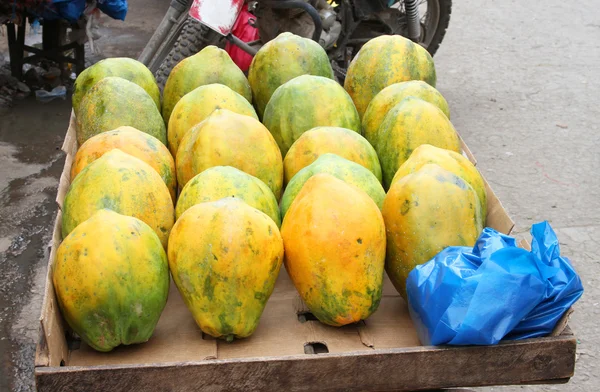 Papayas im Einkaufswagen — Stockfoto