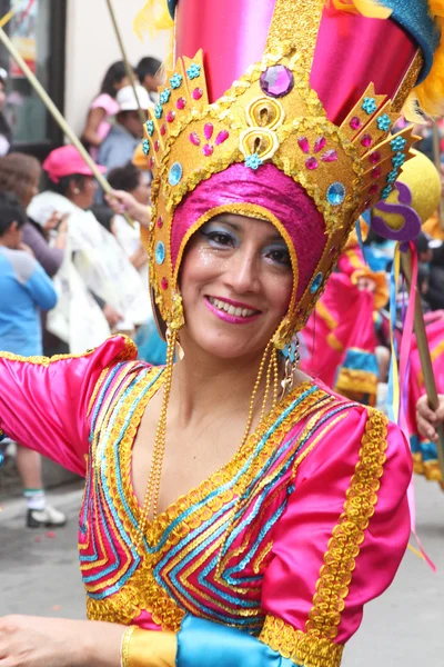 Mulher bonita em rosa e ouro Fantasia, Carnaval, Peru — Fotografia de Stock