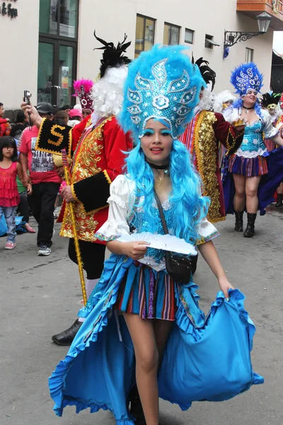 Ganska Blue-Haired ung kvinna marscherar i paraden, Peru — Stockfoto