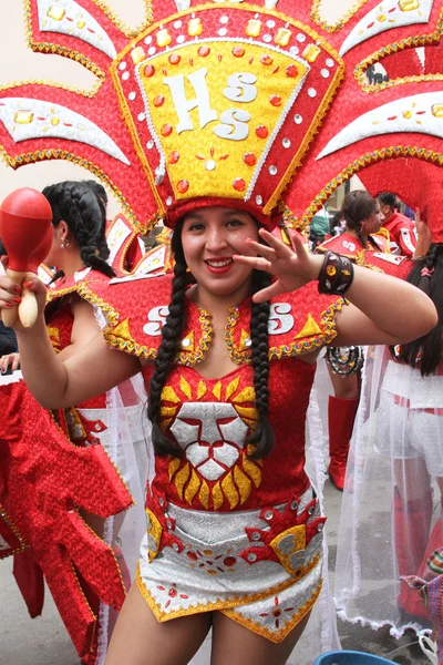 Ganska ung kvinna marscher i Carnival Parade, Peru — Stockfoto