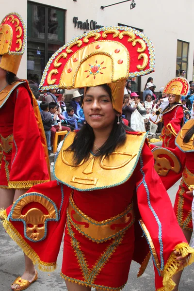 Ung kvinna i karneval kostym — Stockfoto