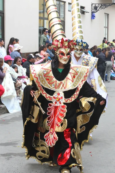 Figuras disfrazadas marchando en desfile de carnaval, Perú —  Fotos de Stock