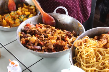 Biftek, patates, makarna yemekleri Peru pazarında