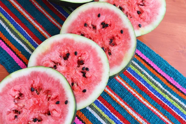 Rodajas de sandía en mantel colorido — Foto de Stock