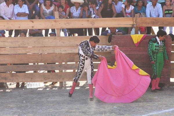 Matador Practices Moves With Cape in Bullring — Stock Photo, Image