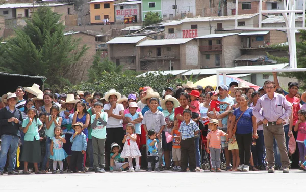 Peruvian Audience Watches Performance — Stock Photo, Image