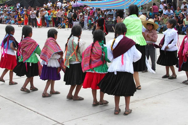 Peruanska flickor utför traditionell dans i Peru — Stockfoto