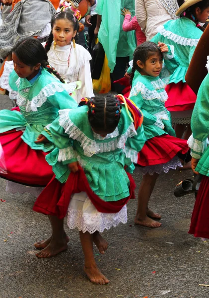 Kostýmovaných dívky taneční přehlídky v Peru — Stock fotografie