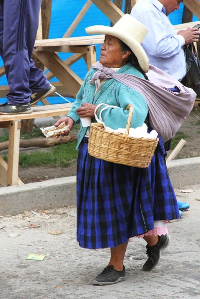 Peruvian Woman Selling Peanuts from Basket — Stock Photo, Image