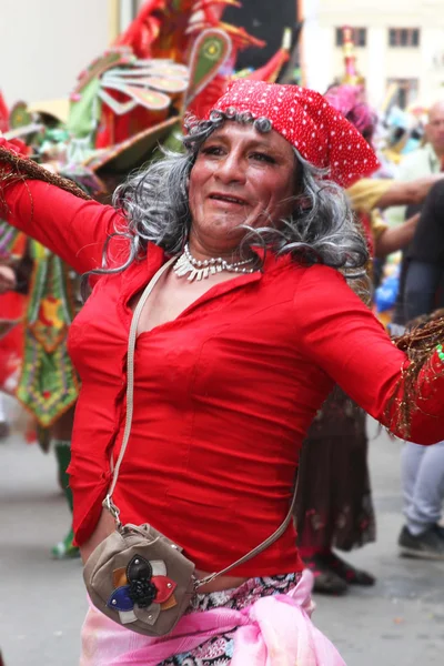 Mężczyzna ubrany jak kobieta w parady karnawałowe — Zdjęcie stockowe