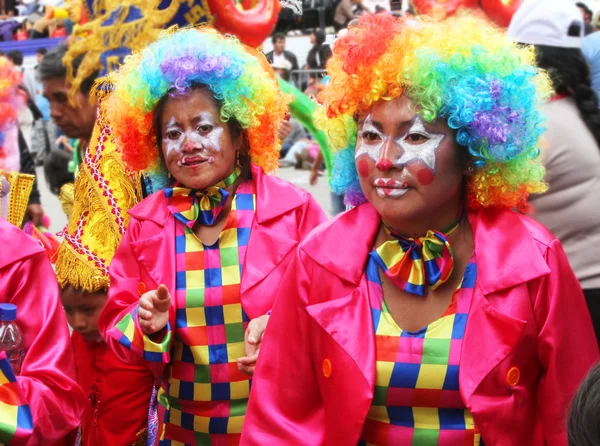 Två kvinnor i färgglada Clown kostymer i Carnival Parade — Stockfoto