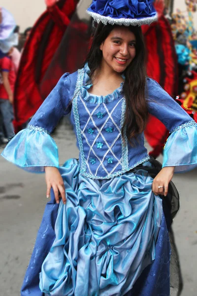 Young Woman in Blue Colonial Dress Poses in Carnival Parade — Stock Photo, Image