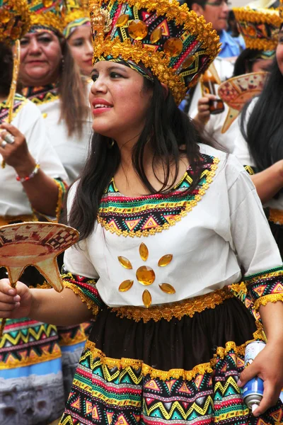 Mujer joven sonriente en marchas de disfraces tradicionales en desfile — Foto de Stock