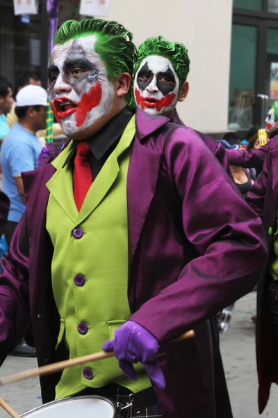 Purple and Green Costumed Men March in Parade — Stock Photo, Image