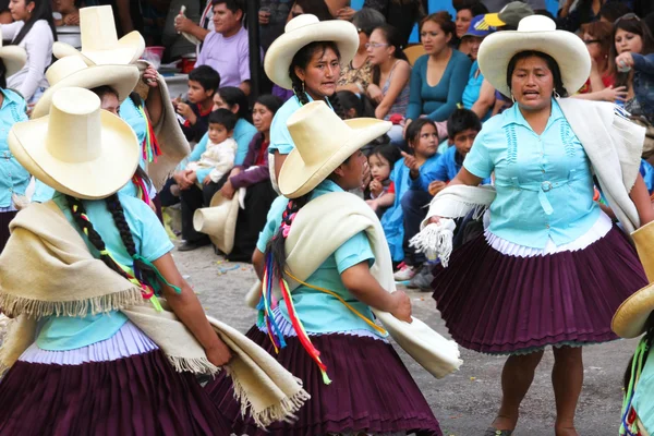 Peruanische Frauen in traditioneller Tracht tanzen in der Parade — Stockfoto