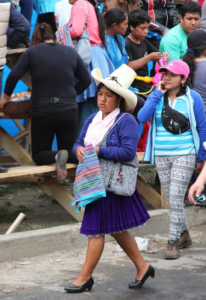 Peruvian Woman in Traditional Dress Walks — Stock Photo, Image