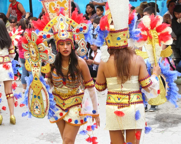 Mujeres jóvenes en trajes coloridos en desfile de carnaval — Foto de Stock