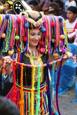 Kadın çok renkli kostüm karnaval geçit