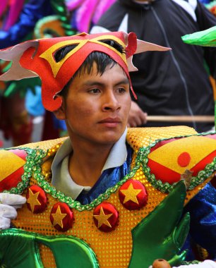 Yakışıklı Perulu adam kostüm karnaval geçit