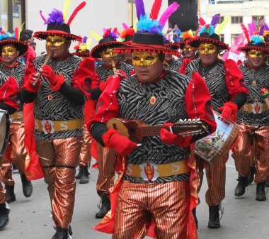 Karnaval geçit grup oyunlarında kırmızı kıyafetler