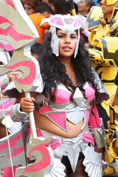 Kurviga peruanska Costumed kvinna i Carnival Parade — Stockfoto