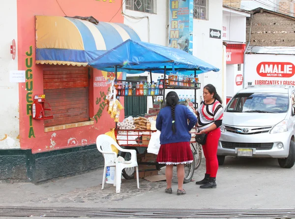 Woman Buys Snacks From Food Cart — Stock Photo, Image