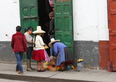 Kadınlar meyve Peru satıcıdan satın almak