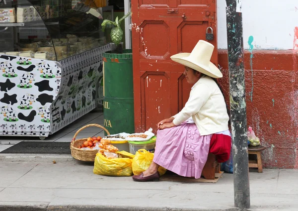 Mujer peruana en vestido tradicional vende fruta — Foto de Stock