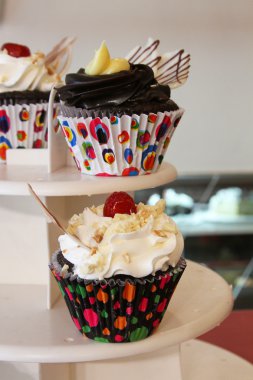 Bir pasta stand renkli kek