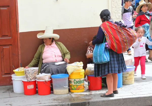 Kobieta kupuje przekąski od sprzedawcy ulicy w Peru — Zdjęcie stockowe