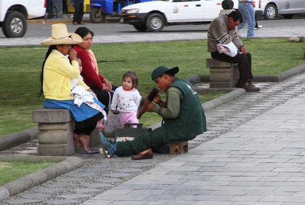 Women in Traditional Dress Gets Shoes Shined — Stock Photo, Image