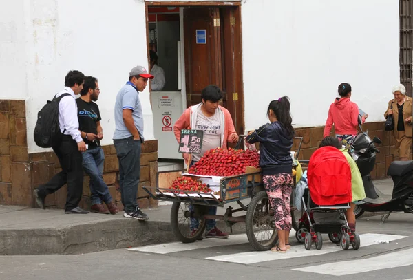 Selling Strawberries on the Street in Peru — Stock Photo, Image