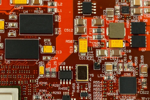 Placa de circuito impreso con circuitos integrados, condensadores de chips y resistencias de chips . — Foto de Stock