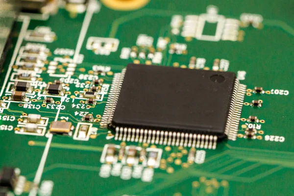 Placa de circuito impreso con circuitos integrados, condensadores de chips y resistencias de chips . —  Fotos de Stock